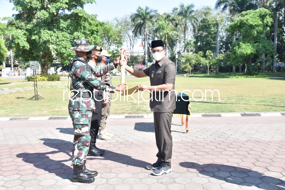 UPACARA - Bupati Sidoarjo, Ahmad Muhdlor Ali (Gus Muhdlor) memimpin langsung upacara pembukaan TNI Manunggal Membangun Desa (TMMD) ke 114 yang dilaksanakan di Desa Rejeni, Kecamatan Krembung di Alun-Alun Sidoarjo, Selasa (26/07/2022).