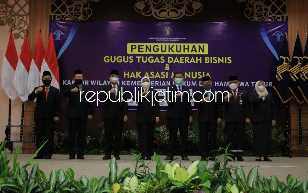 PENGUKUHAN - Gugus Tugas Daerah Bisnis dan HAM Jatim dikukuhkan Direktur Jenderal Hak Asasi Manusia Kemenkumham, Mualimin Abdi disaksikan Gubernur Jatim, Khofifah Indar Parawansa, Selasa (26/07/2022).