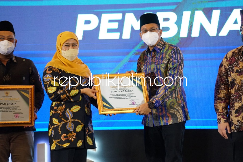 PENGHARGAAN - Bupati Sidoarjo Ahmad Muhdlor Ali menerima penghargaan dari Gubernur Jatim Khofifah Indar Parawansa sebagai Kepala Daerah Pembina Koperasi Terbaik saat puncak peringatan Hari Koperasi Nasional ke 75 di Grand City Surabaya, Rabu (27/07/2022).