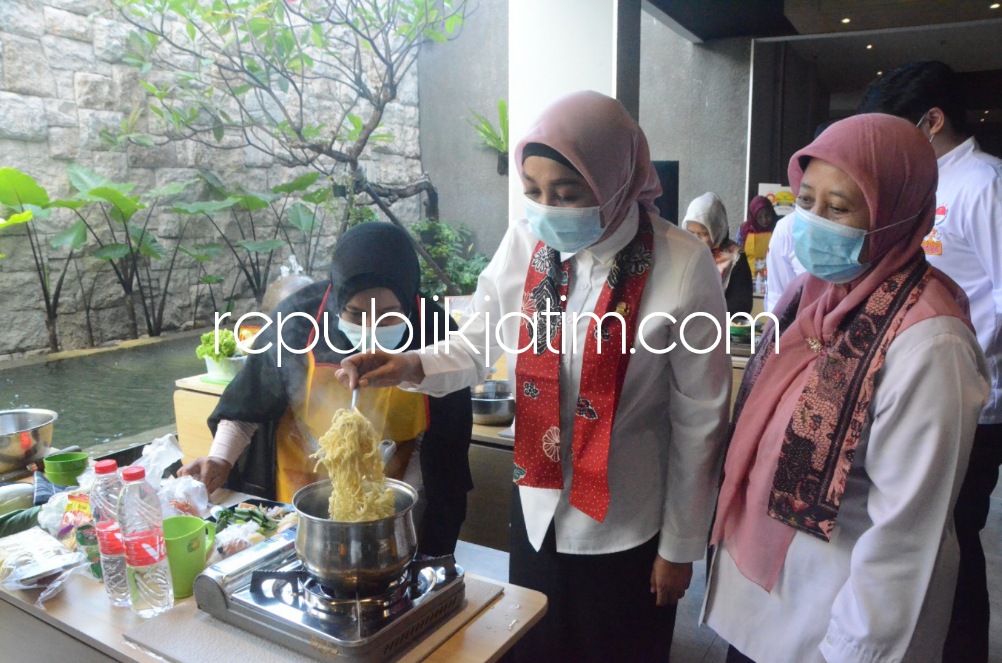 PEMBUKAAN - Road Show Noodlepreneur 20 Champion 2022 dibuka Ketua Gabungan Organisasi Wanita (GOW) Kabupaten Sidoarjo, dr Sriatun di Fave Hotel Sidoarjo diikuti chef dari hotel, rumah makan dan pengusaha catering se Sidoarjo, Rabu (27/07/2022).