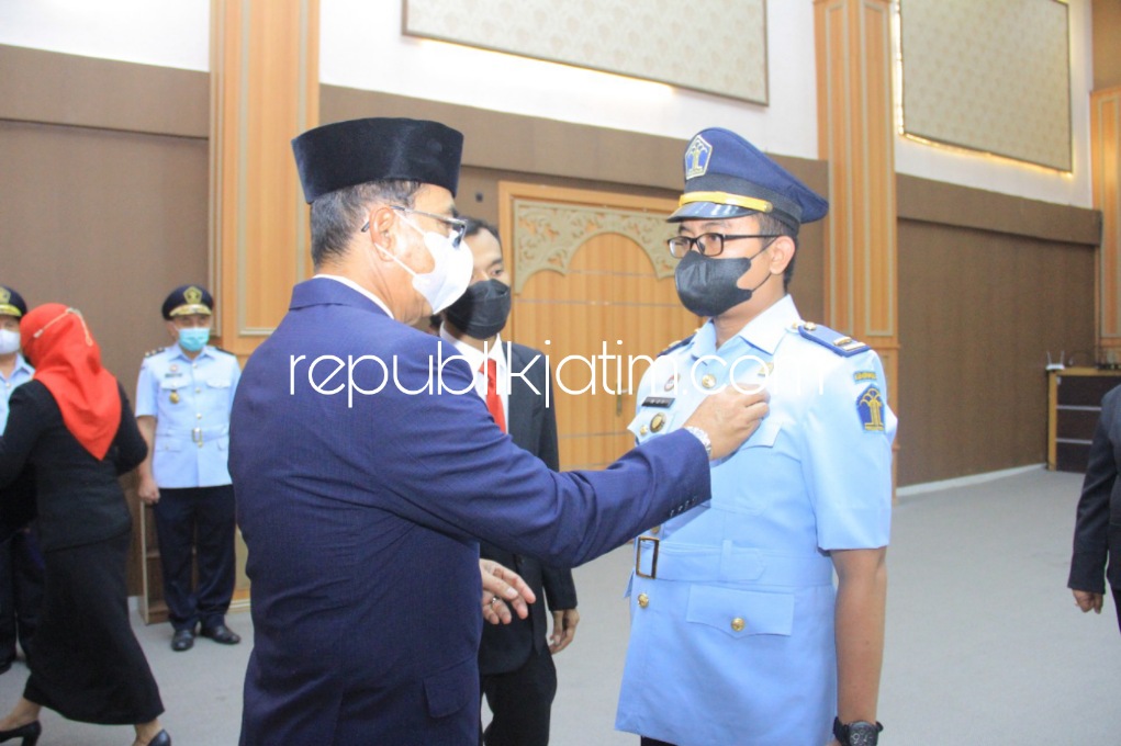 LANTIK - Kakanwil Kemenkumham Jatim, Zaeroji melantik dan mengambil sumpah tiga pejabat fungsional serta seorang anggota pengganti antar waktu Majelis Pengawas Daerah Notaris (MPDN) Surabaya, Kamis (28/07/2022).