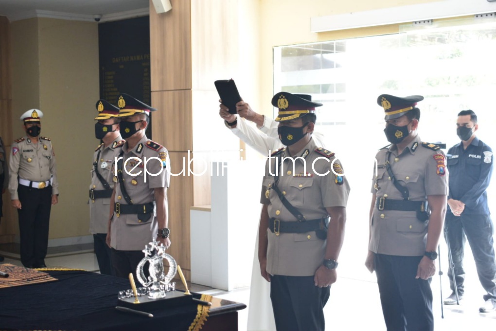 SERTIJAB - Kapolresta Sidoarjo Kombes Pol Kusumo Wahyu Bintoro memimpin upacara Sertijab Kabaglog dan Kapolsek Candi di ruang Lobi Polresta Sidoarjo, Jumat (29/07/2022).