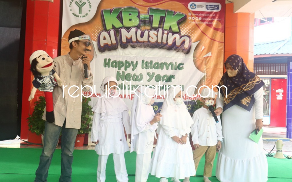 DONGENG - Siswa dan siswi KB TK Al Muslim menyambut Tahun Baru Islam 1444 Hijriyah dengan pawai dan dongeng semangat belajar, Jumat (29/07/2022).
