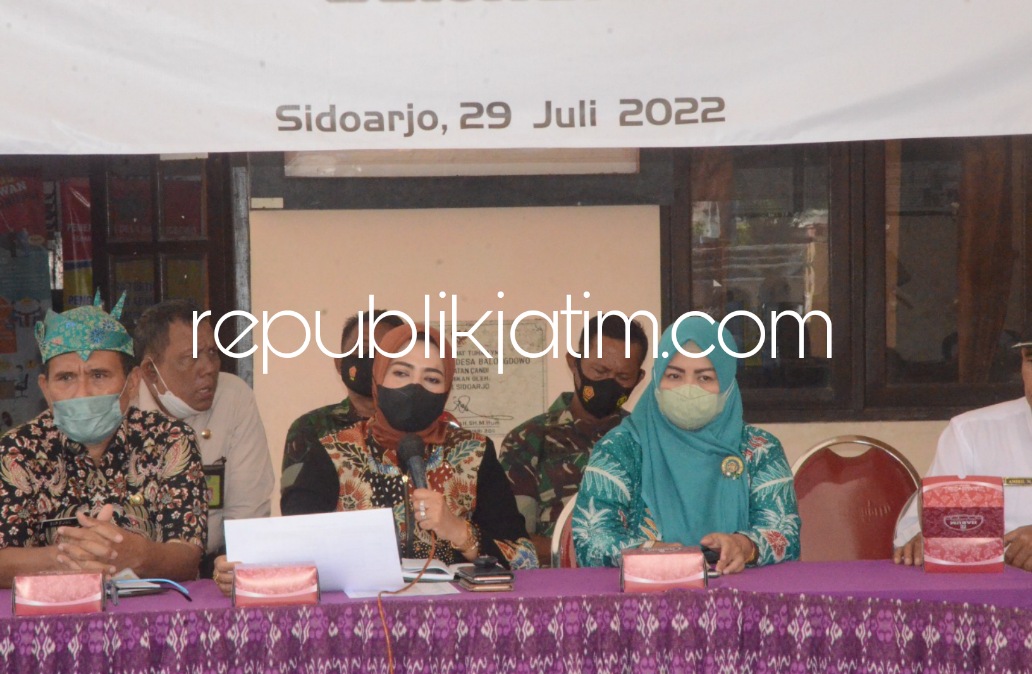 MONITORING - Dinas Pemberdayaan Perempuan, Perlindungan Anak dan Keluarga Berencana (P3AKB) Pemkab Sidoarjo menggelar sosialisasi dan identifikasi angka stunting di Kantor Desa Balongdowo, Kecamatan Candi, Sidoarjo, Jumat (29/07/2022).
