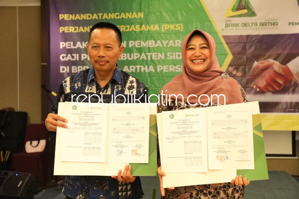 KERJASAMA - Kerjasama pengelolaan pembayaran gaji PPPK ditandatangani Kepala Dinas Pendidikan Dr Tirto Adi dan Direktur Utama BPR Delta Artha Sofia Nurkrisnajati Atmaja disaksikan Dinas Pendidikan, BKD, BPKAD dan Bagian Perekonomian, Jumat (29/07/2022).