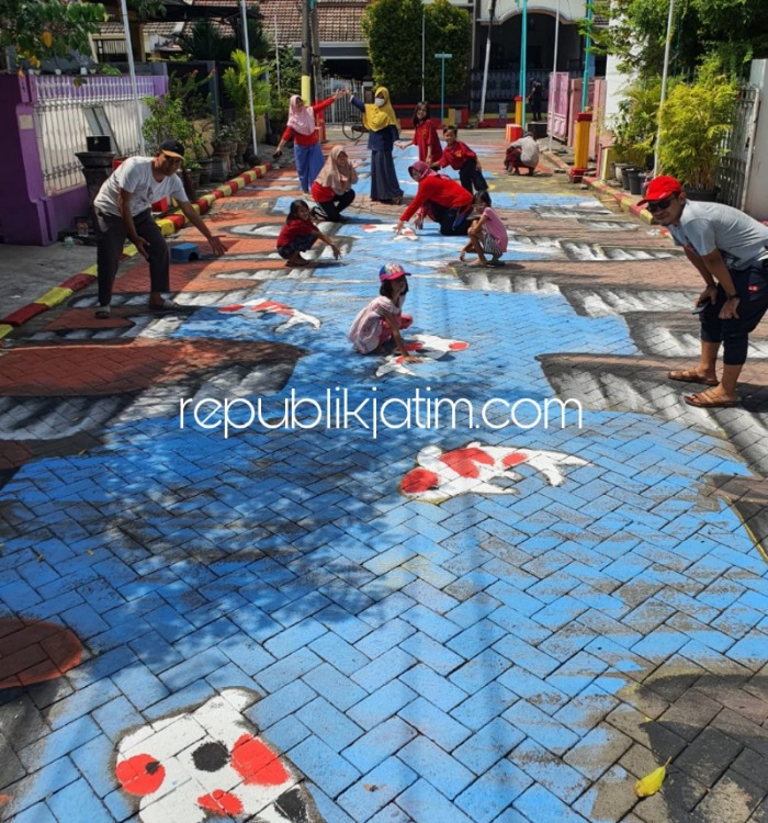 LUKIS - Puluhan warga RT 17, RW 05 Perumahan Taman Jenggala, Desa Larangan, Kecamatan Candi, Sidoarjo melukis jalan di kampung mereka dengan lukisan mural tiga dimensi dalam menyambut HUT RI ke 77, Minggu (31/07/2022).