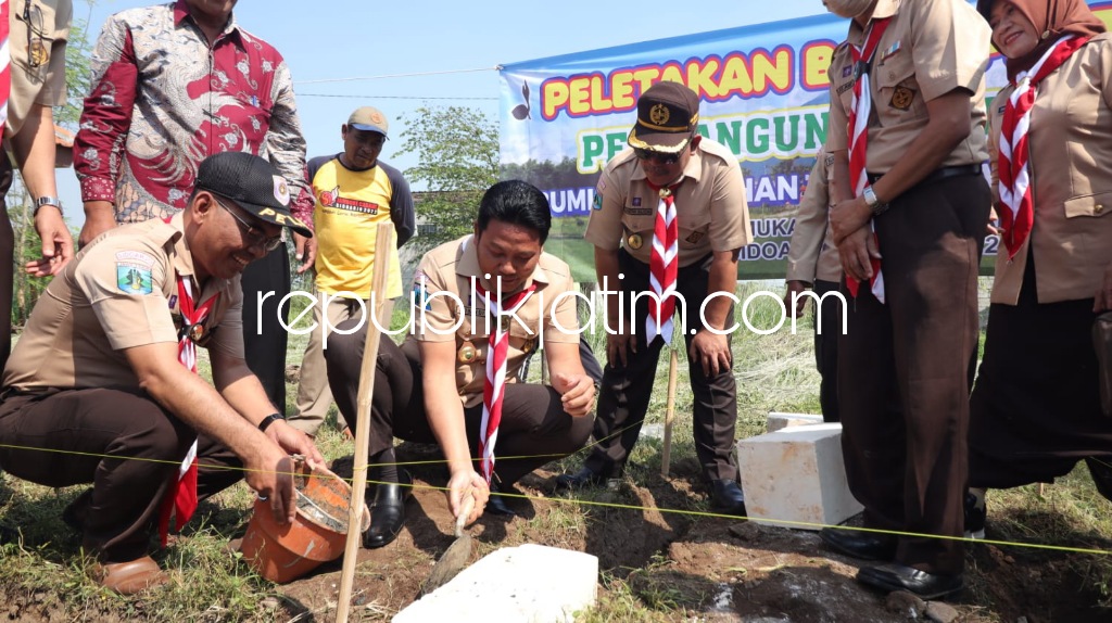 PELETAKAN BATU - Wakil Bupati (Wabup) Sidoarjo Subandi yang juga menjabat Ketua Kwartir Cabang Pramuka Sidoarjo meletakkan batu pembangunan Musala di Bumi Perkemahan Tanjekwagir, Kecamatan Krembung, Sidoarjo, Sabtu (30/07/2022).