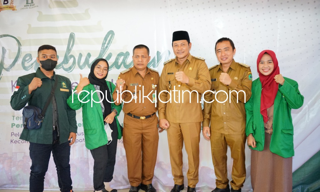BUKA - Wabup Sidoarjo, Subandi melepaskan KKN 243 mahasiswa Unsuri di Pendopo Kecamatan Krian, Sidoarjo, Senin (01/08/2022).