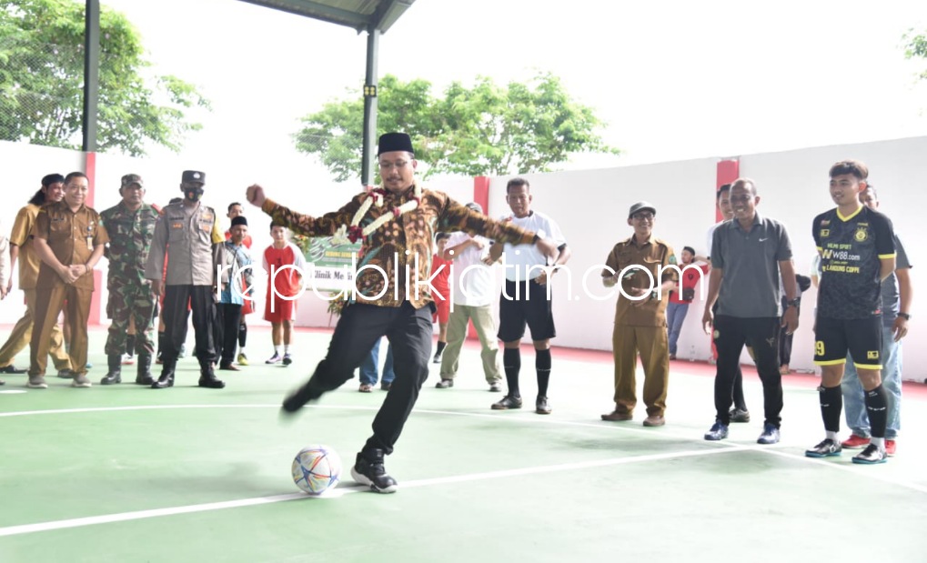 RESMIKAN - Bupati Sidoarjo Ahmad Muhdlor Ali (Gus Muhdlor) saat meresmikan gedung serbaguna Rajawali Dusun Ganting, Desa Kenongo, Kecamatan Tulangan, Senin (01/08/2022).