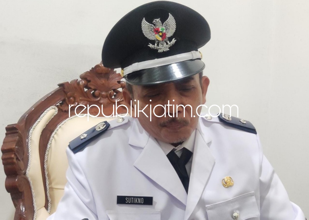 DILANTIK - Kades Bogempinggir, Kecamatan Balongbendo, Sidoarjo terpilih, Sutikno akhirnya dilantik Bupati Sidoarjo, Ahmad Muhdlor Ali di ruang kerja Bupati Sidoarjo, Rabu (03/08/2022). 