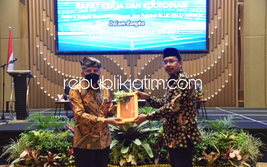 RAKER - Persiapan menuju rumah sakit kelas A terus dimatangkan RSUD Sidoarjo salah satunya menggelar rapat kerja dan koordinasi dengan bupati, dewan pengawas serta pejabat BLUD RSUD Sidoarjo di Hotel Grand Mercure Mirama, Malang, Jumat (05/08/2022).