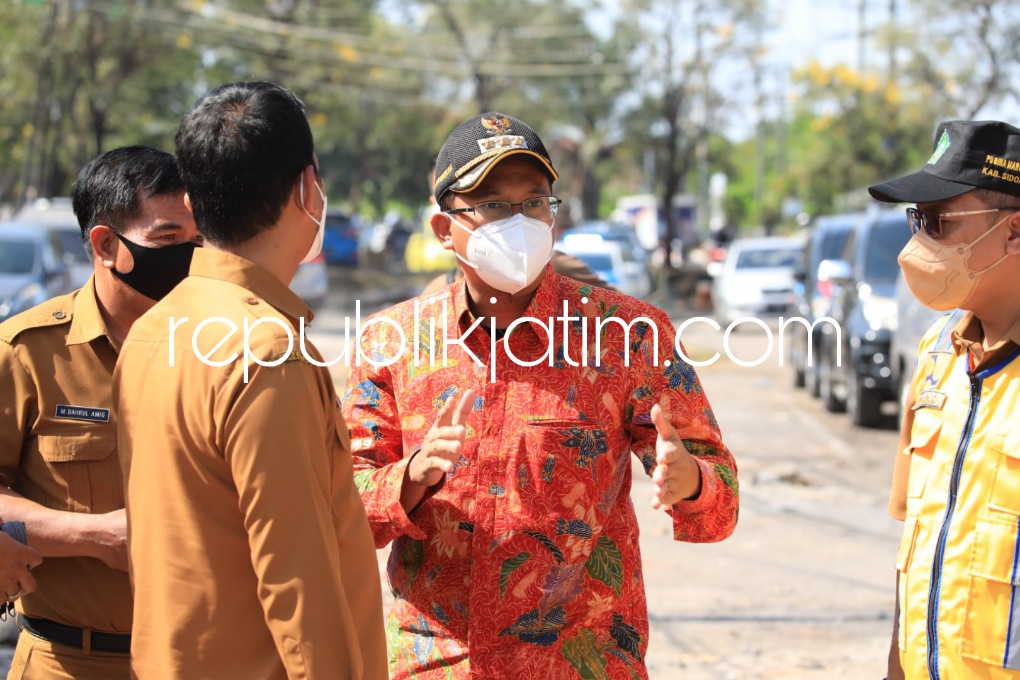 SIDAK - Bupati Sidoarjo Ahmad Muhdlor Ali didampingi Plt Asisten II Budi Basuki, Kepala DLHK M Bahrul Amig dan Plt Kepala Dinas PUBM dan SDA Pemkab Sidoarjo Dwi Eko Saptono sidak jalan Bangah - Aloha, Senin (08/08/2022).