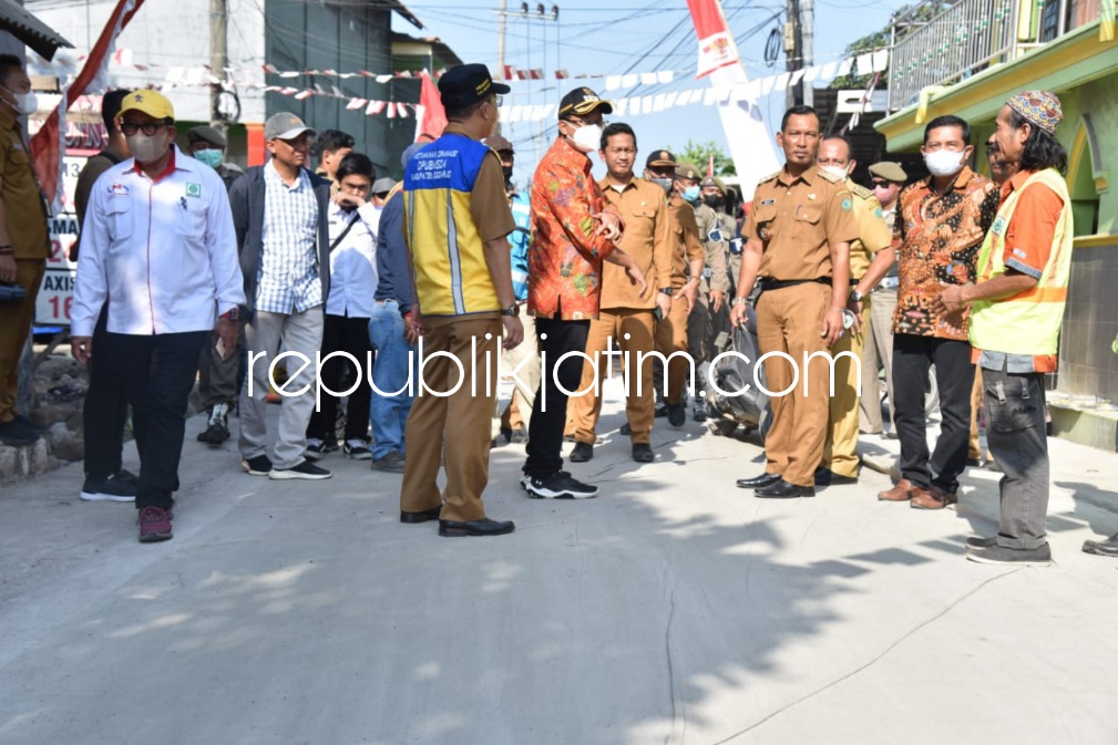 SIDAK - Bupati Sidoarjo Ahmad Muhdlor Ali sidak proyek betonisasi jalan Panjunan - Suko, Kecamatan Sukodono, Sidoarjo, Senin (08/08/2022).