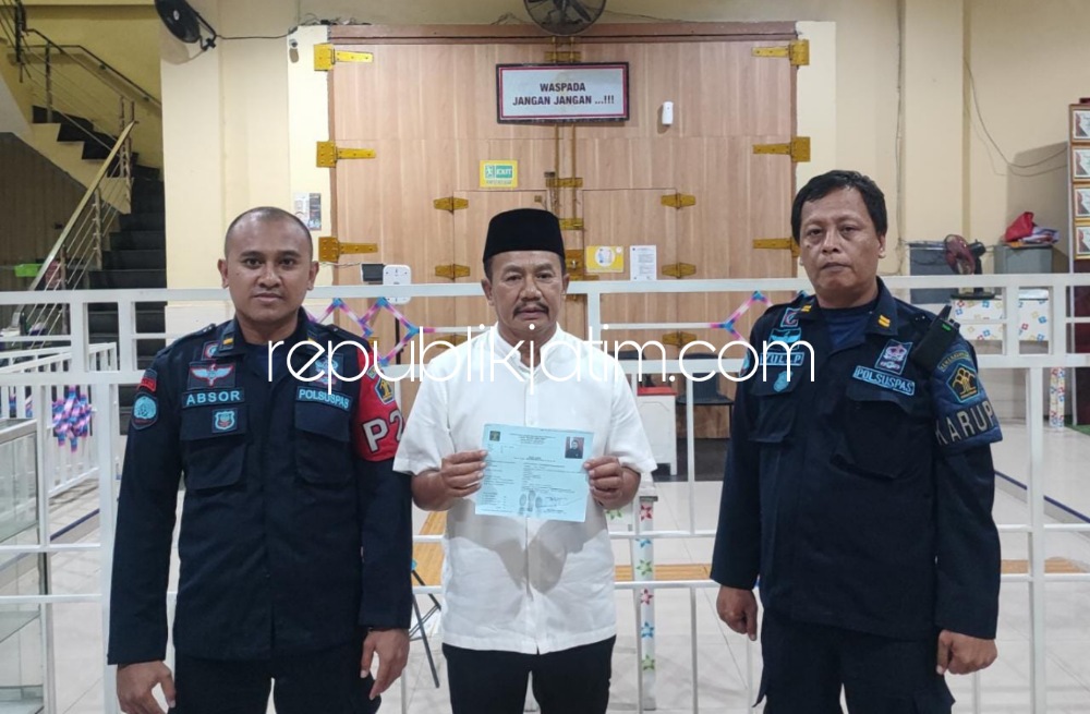 BEBAS - Mantan Bupati Jombang, Nyono Suharli Wihandoko dibebaskan dari Lapas Kelas I Surabaya di Desa Kebonagung, Kecamatan Porong, Sidoarjo, Senin (08/08/2022).