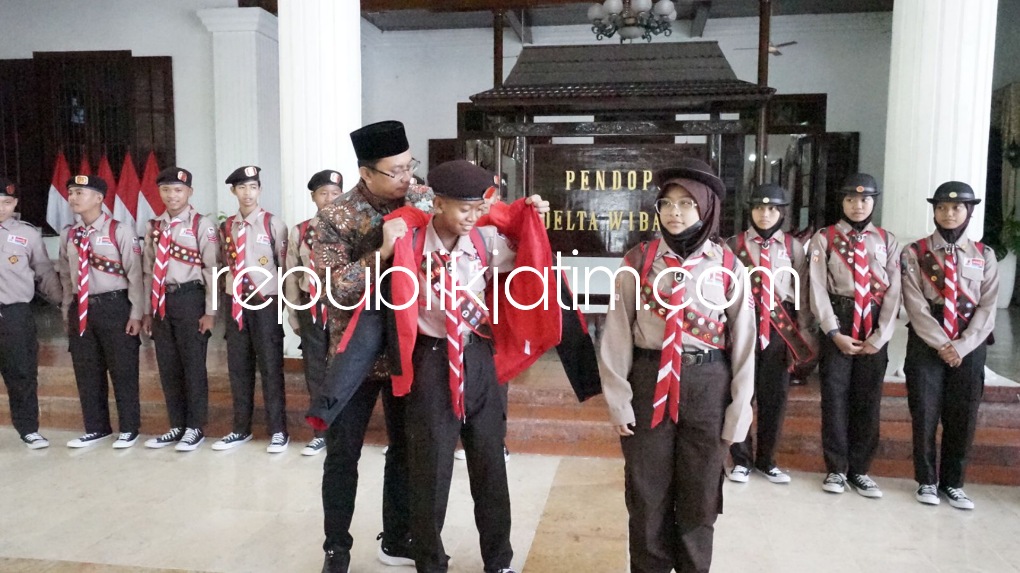 JAMBORE - 16 Pramuka Penggalang terpilih Kwarcab Gerakan Pramuka diberangkatkan Bupati Sidoarjo Ahmad Muhdlor mengikuti Jambore Nasional Gerakan Pramuka ke XI di Bumi Perkemahan Pramuka Cibubur, Jakarta di Pendopo Delta Wibawa, Rabu (10/08/2022).