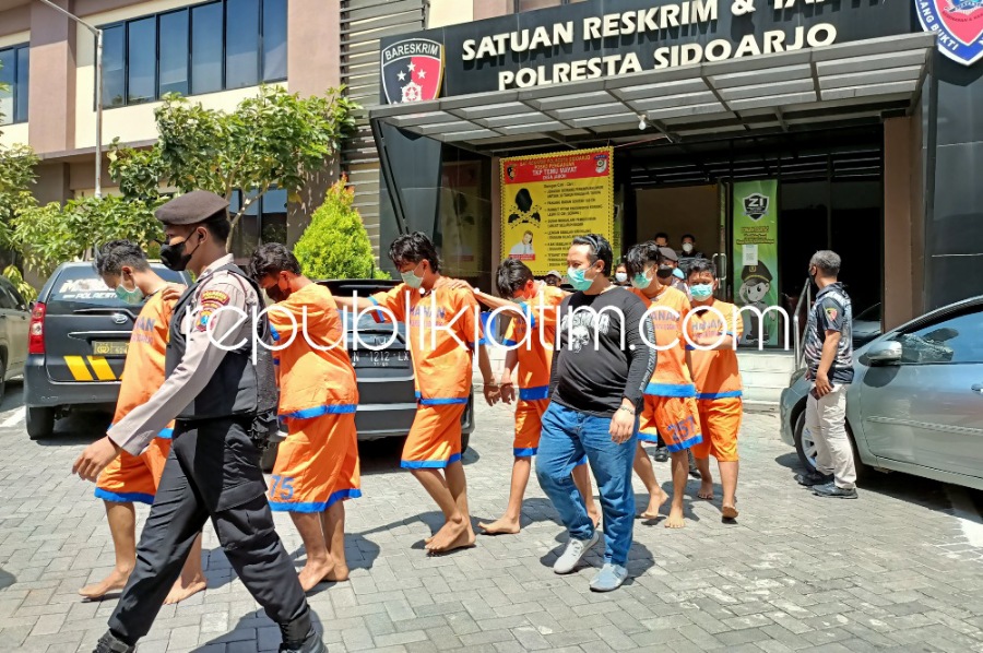 PENGEROYOK - Sebanyak 8 tersangka kasus pengeroyokan dipamerkan beserta barang buktinya di Satuan Reskrim, Polresta Sidoarjo dari 12 tersangka yang diamankan karena 4 tersangka lainnya masih dibawa umur, Kamis (11/08/2022).