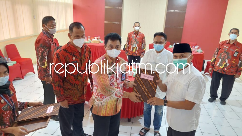 SERTIFIKAT - Kadiv Pemasyarakatan Kemenkumham Jatim, Teguh Wibowo menyerahkan sertifikat pendirian Perseroan Perorangan (PP) kepada dua narapidana Lapas Kelas I Surabaya di Porong, Sidoarjo, Jumat (12/08/2022). 