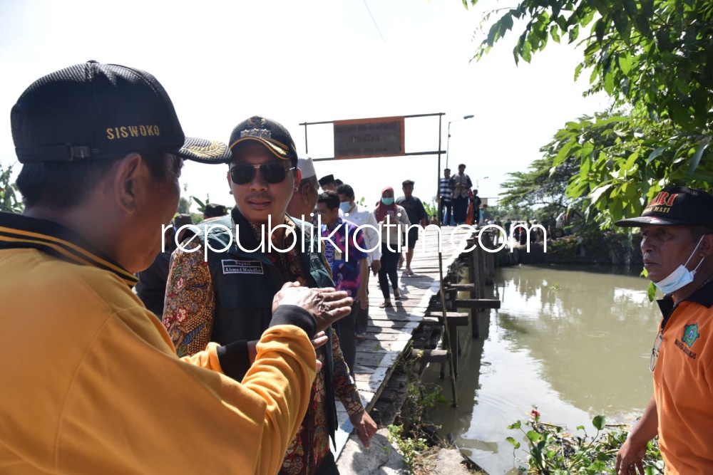 SIDAK - Bupati Sidoarjo Ahmad Muhdlor Ali menggelar sidak kondisi Jembatan Shiratal Mustaqim penghubung antara Desa Balongdowo dan Desa Klurak, Kecamatan Candi, Sidoarjo agar bisa segera dibangun permanen, Jumat (12/08/2022).