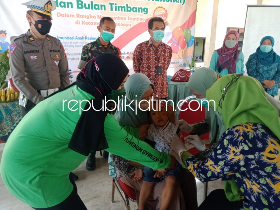 IMUNISASI - Kepala Puskesmas Wonoayu, dr Erwin Berthaningrum bersama Camat Wonoayu, Probo Agus Sunarno saat Pencanangan BIAN di Wonoayu, Jumat (12/08/2022).