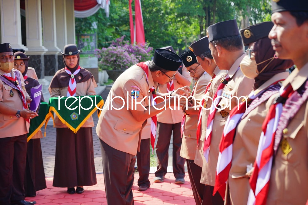 SEMATKAN - Bupati Sidoarjo Ahmad Muhdlor Ali menyematkan lencana kepada mantan Wabup Sidoarjo Kak MG Hadi Sutjipto yang mendapat Lencana Pancawarsa VII saat apel besar peringatan Hari Pramuka ke 61 Tahun 2022 di Alun-Alun Sidoarjo, Minggu (14/08/2022).
