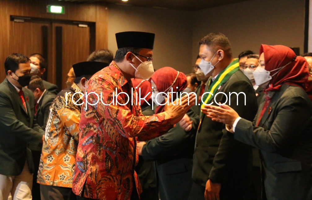 PELANTIKAN - Bupati Sidoarjo Ahmad Muhdlor Ali memberikan ucapan selamat kepada 38 pengurus IDI Sidoarjo yang baru dilantik di Hotel Aston Kahuripan Sidoarjo, Minggu (14/08/2022).