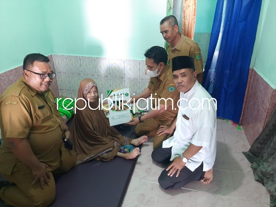 BANTUAN - Wajah Purwasih (54) saat menerima bantuan dari Baznas di rumahnya Desa Watesari, Kecamatan Balongbendo, Sidoarjo, Senin (15/08/2022).