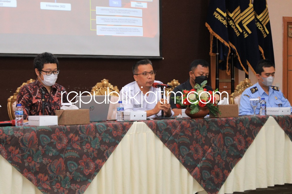 SOSIALISASI - Kadiv Yankumham Kanwil Kemenkumham Jatim, Subianta Mandala menyampaikan soal pentingnya SKT Parpol saat diseminasi (sosialisasi) layanan AHU terkait parpol, Senin (15/08/2022).