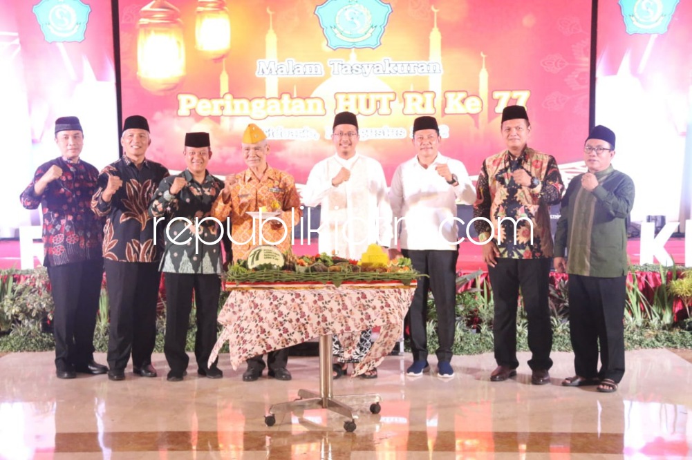 SYUKURAN - Bentuk rasa syukur Kemerdekaan RI ke 77, Bupati Sidoarjo Ahmad Muhdlor mengajak Kiai Khos, jajaran forkopimda, para veteran, tokoh masyarakat serta instansi lain menggelar shalawat dan tasyakuran di Pendopo Delta Wibawa, Selasa (16/08/2022).