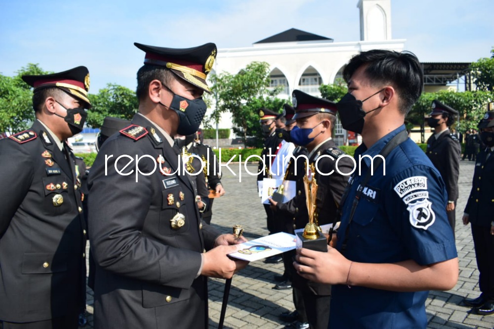 PENGHARGAAN - Kapolresta Sidoarjo, Kombes Pol Kusumo Wahyu Bintoro memberikan penghargaan kepada 117 anggota dan ASN Polresta Sidoarjo atas prestasinya usai upacara HUT Kemerdekaan RI ke 77 di Polresta Sidoarjo, Rabu (17/08/2022).