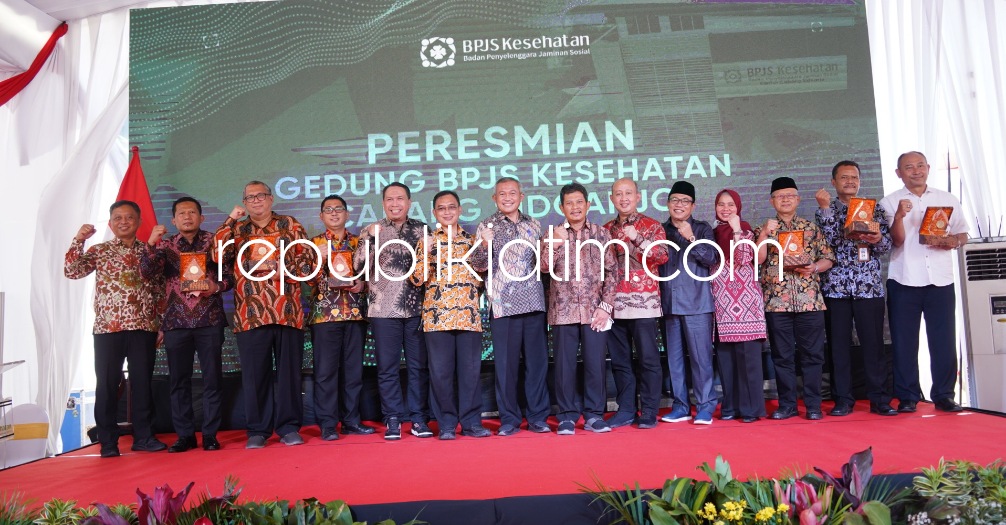RESMIKAN - Dirut BPJS Kesehatan, Ali Ghufron Mukti didampingi Deputi Direksi BPJS Kesehatan Jatim, I Made Puja Yasa dan Kepala Cabang BPJS Kesehatan Sidoarjo, Yessy Novita meresmikan gedung baru BPJS Kesehatan Cabang Sidoarjo, Kamis (18/08/2022).
