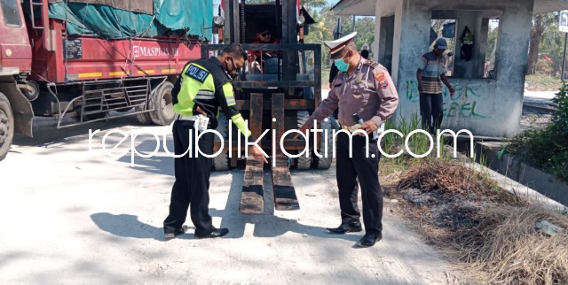 OLAH TKP - Sejumlah petugas Unit Laka, Satuan Lantas, Polresta Sidoarjo menggelar olah TKP kecelakaan melibatkan pengendara motor dan alat berat Forklift di JL Raya Desa Tebel, Kecamatan Gedangan, Sidoarjo, Jumat (19/08/2022). 