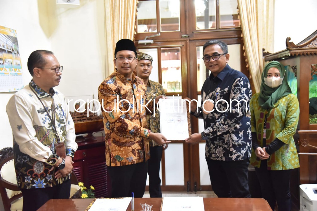 TEKEN - Bupati Sidoarjo Ahmad Muhdlor Ali menandatangani (teken) nota kesepakatan pembangunan Flyover Aloha dengan Kepala BBPJN Jawa Timur-Bali, Apri Artoto di Pendopo Delta Wibawa, Jumat (19/08/2022). Insert maket Flyover Aloha.