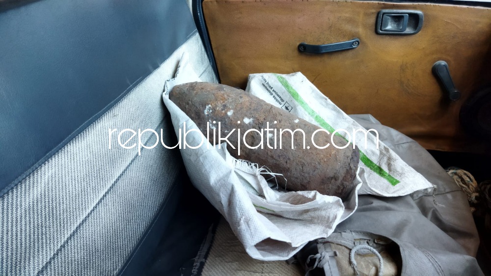EVAKUASI - Tim Jihandak Polda Jatim dan anggota Polsek Krian mengevakuasi mortir dari juragan besi tua Abdul Wakhid warga Desa Kraton, Kecamatan Krian, Sidoarjo, Sabtu (20/08/2022).