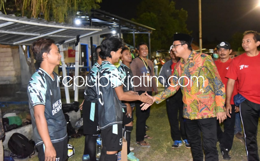 TURNAMEN - Bupati Sidoarjo Ahmad Muhdlor Ali membuka turnamen gala desa se Kecamatan Taman digelar di Lapangan Sepak Bola Desa Sadang, Kecamatan Taman, Sidoarjo, Sabtu (21/08/2022) malam.