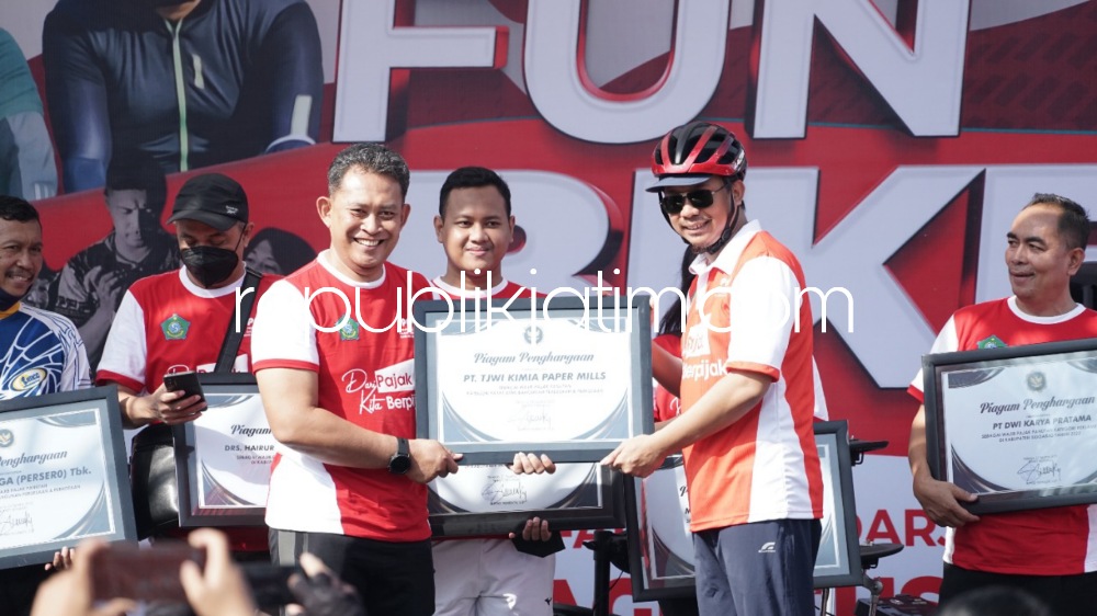PAJAK - Bupati Sidoarjo, Ahmad Muhdlor Ali mengapresiasi para wajib pajak yang tertib membayar pajak dengan memberi penghargaan kepada para wajib pajak panutan usai Gowes di Alun-Alun, Sidoarjo, Minggu (22/08/2022).