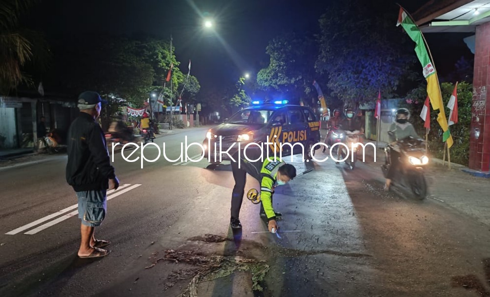 OLAH TKP - Sejumlah anggota Satuan Lantas, Polresta Sidoarjo menggelar olah TKP kecelakaan antara motor dan mobil Toyota Innova di JL Raya Desa Kajartrengguli, Kecamatan Prambon, Sidoarjo, Minggu (21/08/2022) petang.