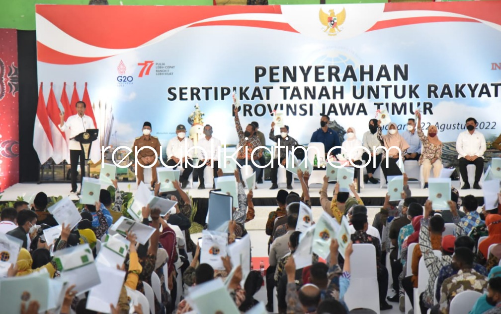 SERTIFIKAT - Presiden RI Joko Widodo menggelar kunjungan kerja ke Sidoarjo salah satu agendanya menyerahkan sertifikat tanah PTSL untuk rakyat Jawa Timur yang dipusatkan di Gedung Serbaguna GOR Sidoarjo, Senin (22/08/2022).