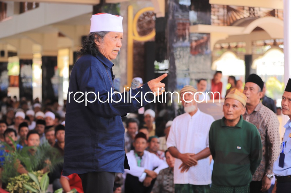 DAKWAH - Emha Ainun Nadjib atau yang akrab disapa Cak Nun berdakwah menyapa para Warga Binaan Pemasyarakatan (WBP) Lapas Kelas I Surabaya di Desa Kebonagung, Kecamatan Porong, Sidoarjo, Senin (22/08/2022).