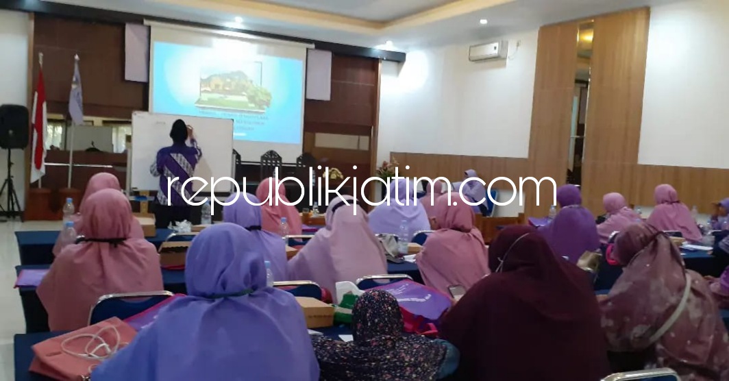 PELATIHAN - Pimpinan Daerah Persaudaraan Muslimah (PD Salimah) Sidoarjo menyelenggarakan pelatihan pengelolaan koperasi di Edotel Sidoarjo, Minggu (21/08/2022).