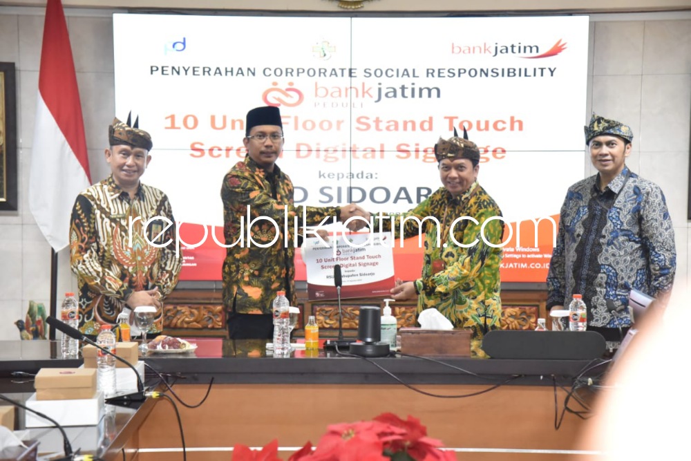 BANTUAN - Sebanyak 10 unit floor stand touch screen digital signage atau monitor layar sentuh diserahkan Direktur Komersial Korporasi Bank Jatim Edi Masriyanto ke Bupati Sidoarjo Ahmad Muhdlor Ali di RSUD Sidoarjo, Selasa (23/08/2022). 