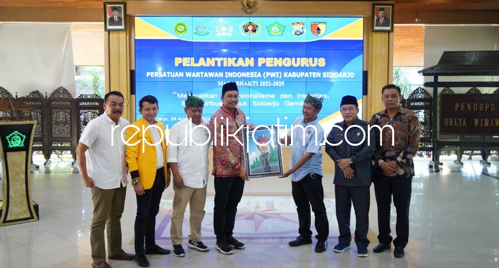 PELANTIKAN - Pengurus PWI Sidoarjo periode 2022 - 2025 dilantik Ketua PWI Jatim, Lutfil Hakim dan Bupati Sidoarjo, Ahmad Muhdlor Ali memberikan sambutan di Pendopo Delta Wibawa, Rabu (24/08/2022).