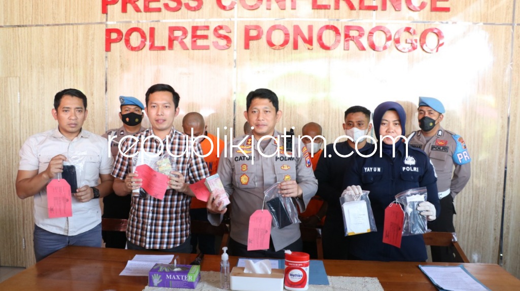 JUDI - Sebanyak tiga jaringan judi togel online diringkus Satuan Reskrim, Polres Ponorogo, Rabu (24/08/2022).