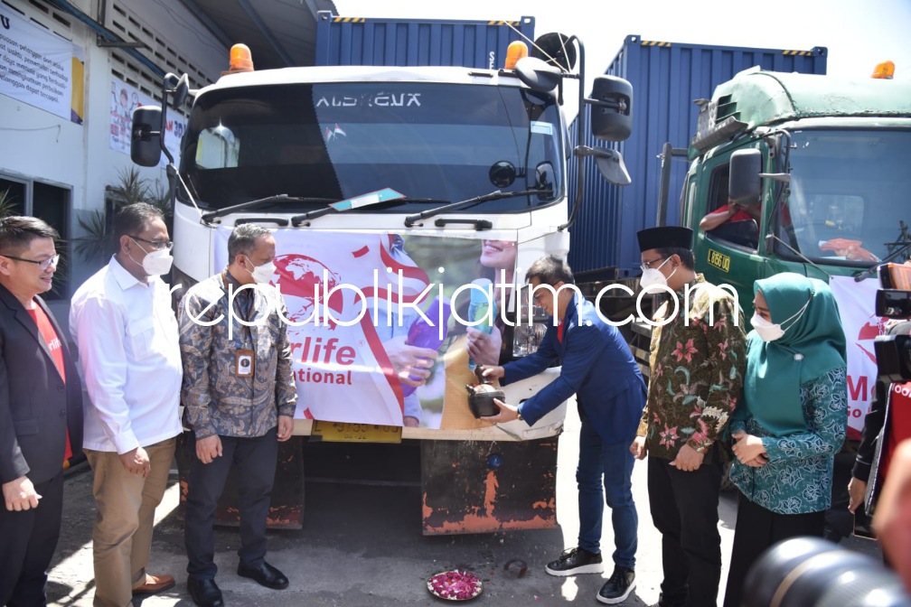 EKSPOR - Bupati Sidoarjo, Ahmad Muhdlor Ali saat menghadiri ceremonial ekspor produk Moorlife di PT CMN Indonesia JL HR Moch Mangundiprojo Nomor 266 Desa Banjarkemantren, Kecamatan Buduran, Sidoarjo, Kamis (25/08/2022).