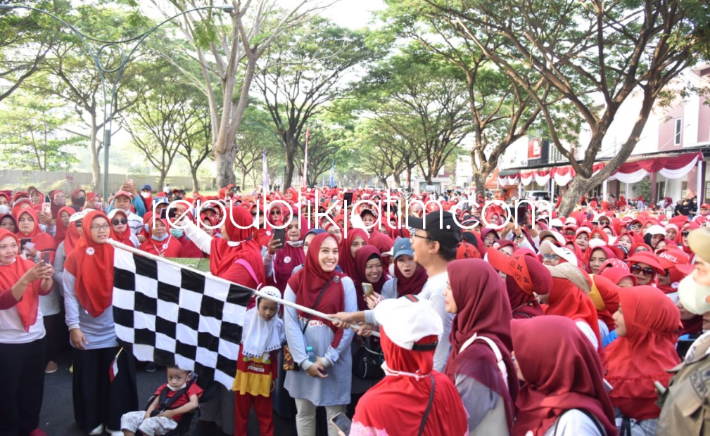 JALAN SEHAT - Bupati Sidoarjo Ahmad Muhdlor Ali (Gus Muhdlor) memberangkatkan jalan sehat Muslimah Sidoarjo Bershalawat (MSB) di Perumahan Kahuripan Nirvana Village (KNV) Sidoarjo, Sabtu (27/08/2022).
