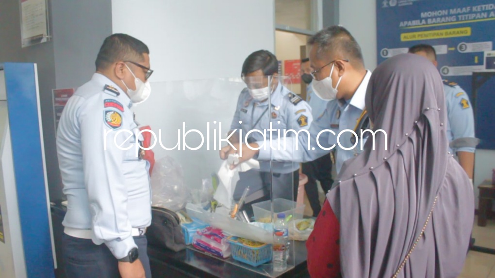 SABU-SABU - Petugas Lapas Pemuda Madiun dan tim Satuan Resnarkoba Polresta Madiun memeriksa paket sabu-sabu yang diselundupkan dalam leher Soto Ayam kemarin.