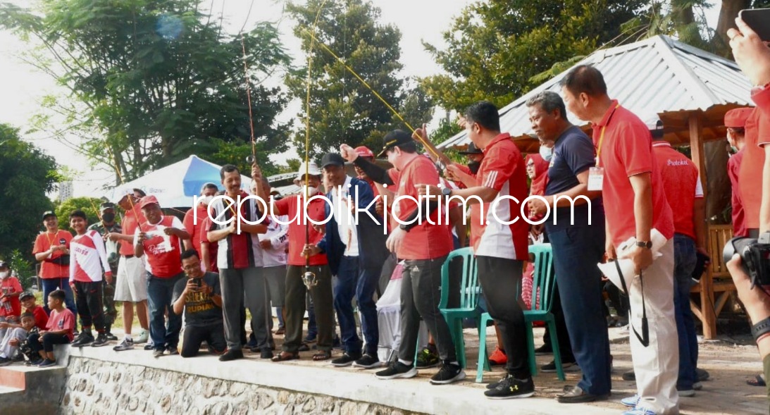MANCING - Bupati Sidoarjo, Ahmad Muhdlor Ali merayakan HUT RI ke 77 bersama tokoh masyarakat dan warga Perumahan Sekardangan Indah (SKI), Kelurahan Sekardangan, Kecamatan Sidoarjo dengan mancing bareng, Minggu (28/08/2022).