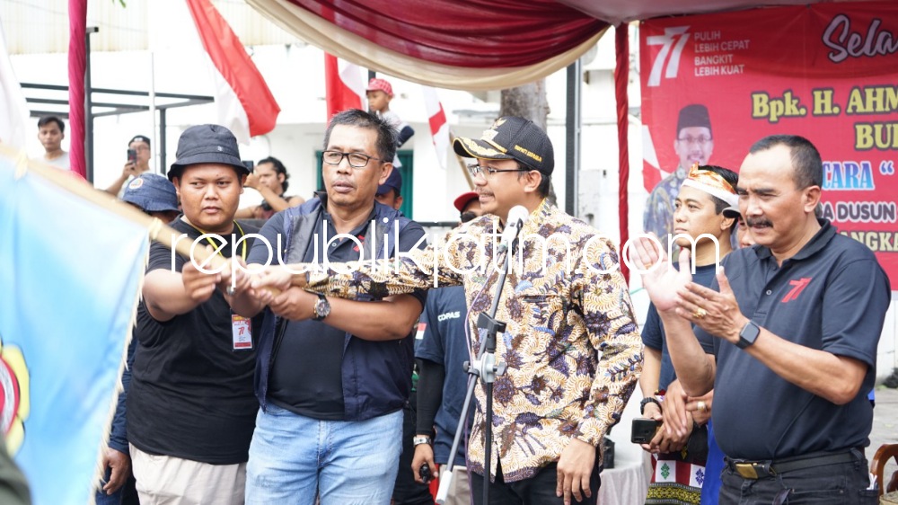 BERANGKATKAN - Bupati Sidoarjo Ahmad Muhdlor Ali didampingi anggota DPRD M Shokib memberangkatkan karnaval 17 Agustusan di Desa Suko, Kecamatan Sidoarjo, Minggu (28/09/2022) sore.