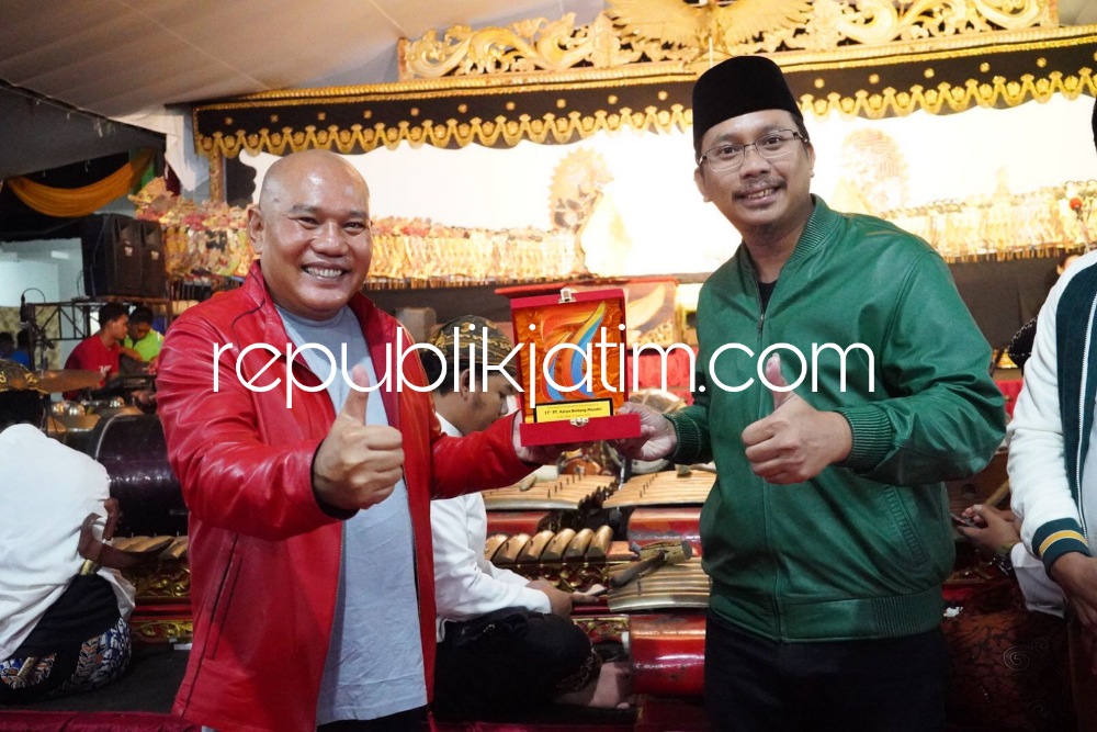 WAYANGAN - Bupati Sidoarjo, Ahmad Muhdlor Ali saat menghadiri Pagelaran Wayang Kulit di PT Karya Bintang Mandiri (KBM) Desa Kemangsen, Kecamatan Balongbendo, Sidoarjo, Minggu (28/08/2022) malam. 