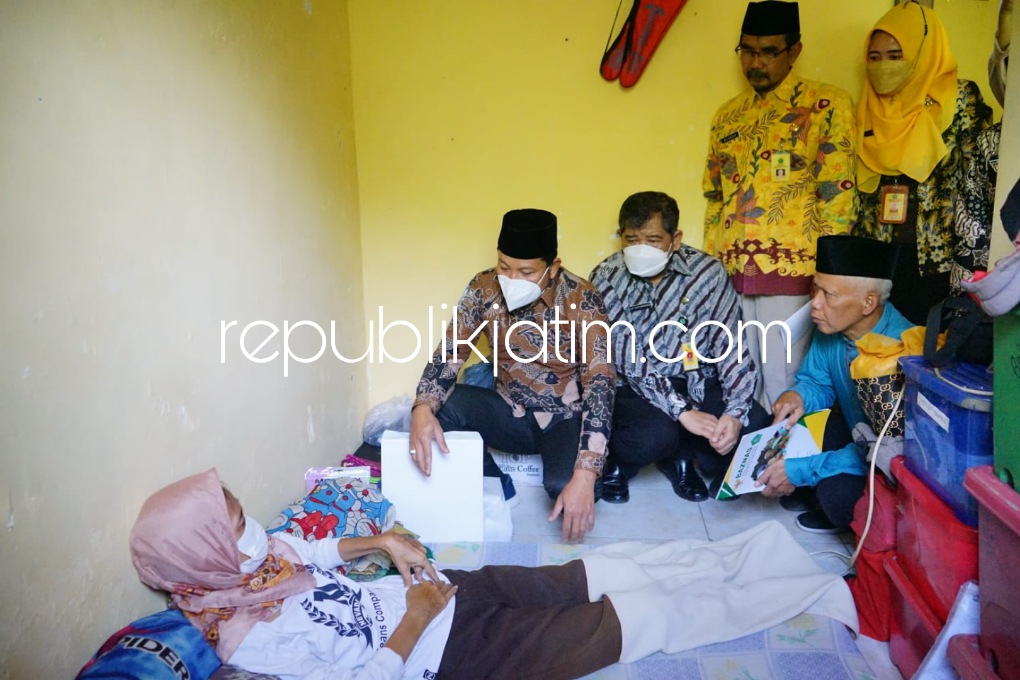 JENGUK - Wakil Bupati (Wabup) Sidoarjo, Subandi merasa iba setelah melihat Ny Lasti (47) yang menderita bronkitis akut dan tinggal di Kamar Kos Desa Pagerwojo, Kecamatan Buduran, Sidoarjo, Selasa (30/08/2022).