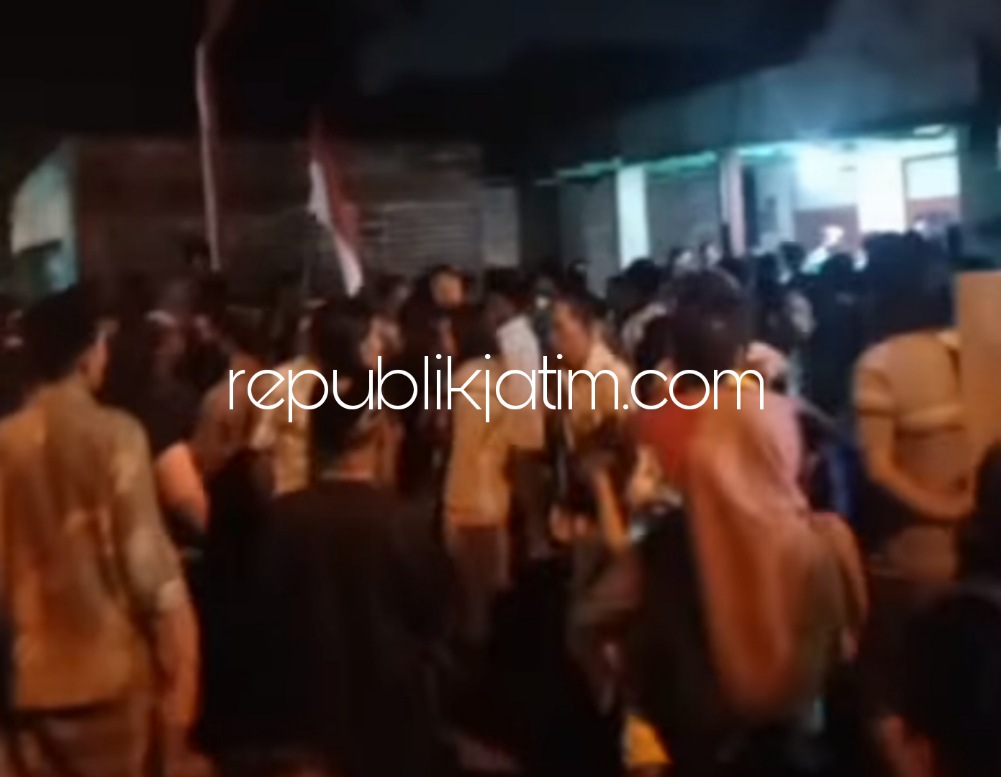 GANTUNG DIRI - Ratusan warga Dusun Babadan, Desa Jati, Kecamatan/Kabupaten Sidoarjo menyaksikan proses evakuasi korban gantung diri Arif (40) usai polisi memasuki rumah korban, Selasa (30/08/2022) malam.